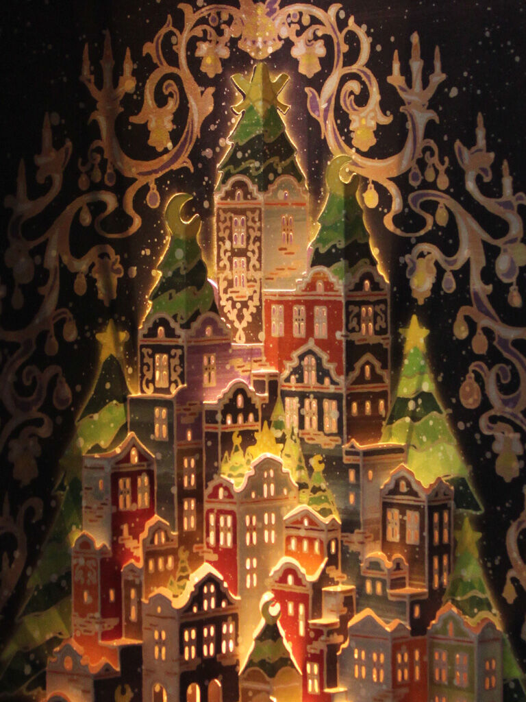 Image for the Tweet beginning: #12月になったのでフォロワーさんに自己紹介しようぜ
ニルスハームというオリジナル世界を舞台にし、主に一枚切りの飛び出すカードを制作しています。手切り作品だけでなく、データづくりも学びレーザーカッターを使い美しさそのままに価格を抑えた作品作りにも取り組んでいます。 